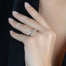 Anel Prateado Aparador de Aliança Cravejado com 7 Pedras de Zircônia - Galeria